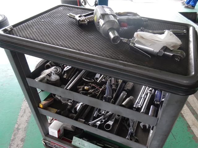 ３段ラックの上の工具